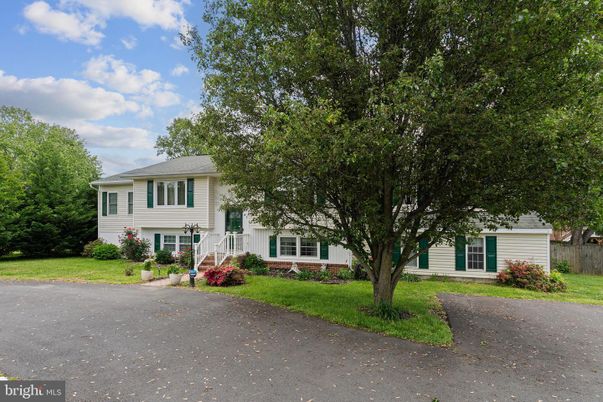 Backyard, Exterior, Facade, Raised Ranch
