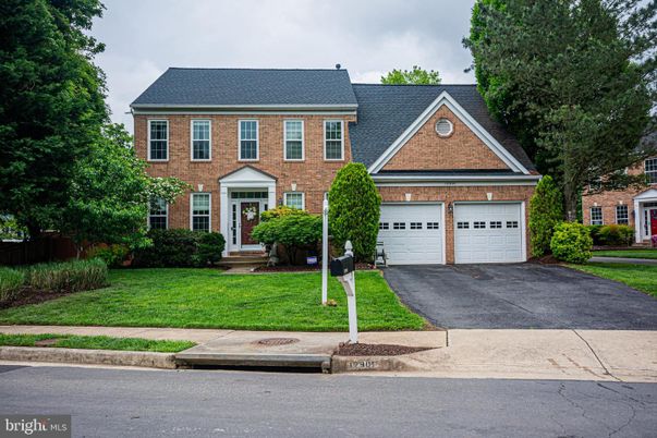 Attached, Exterior, Facade, Brick Facade, Georgian
