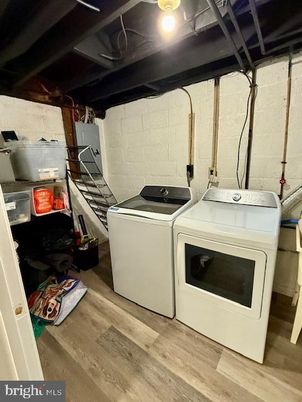 Interior, Washer, Wood Texture Flooring