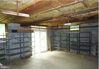 Garage, Interior, Wooden Beams