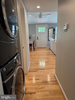 Interior, Recessed Lighting, Washer, Wood Texture Flooring