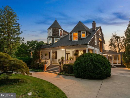 Exterior, Facade, Queen Anne Victorian