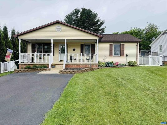 Backyard, Exterior, Facade, Ranch
