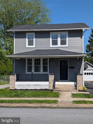 Exterior, Facade, American Foursquare