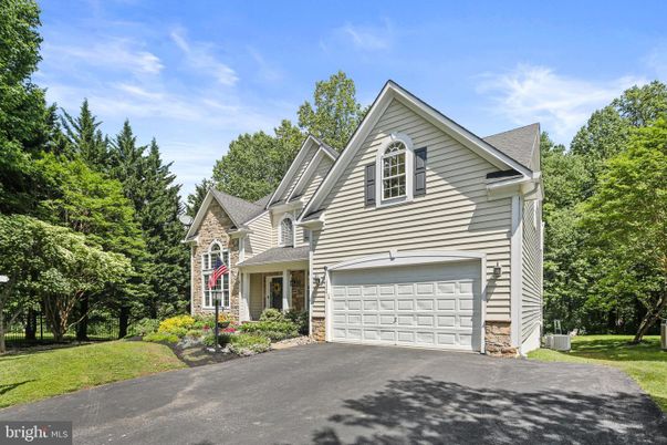 Attached, Exterior, Facade, Farmhouse