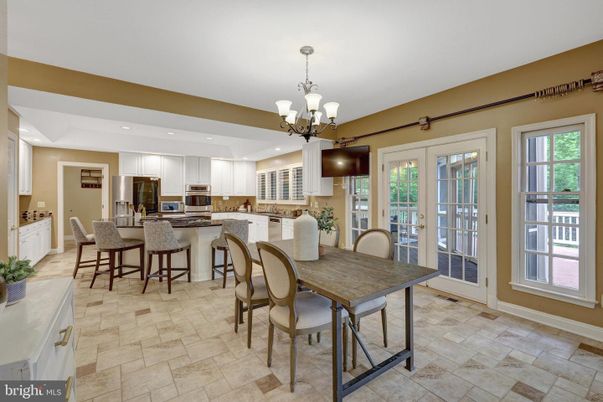 Chandelier, Dining room, Interior, Kitchen, Recessed Lighting, Stainless Steel Appliances