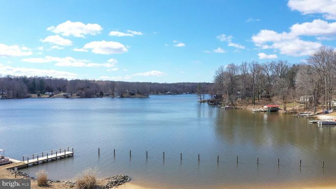 Exterior, Lake