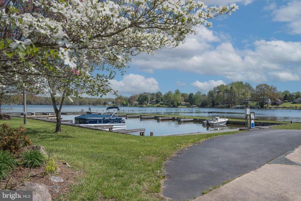 Exterior, Lake