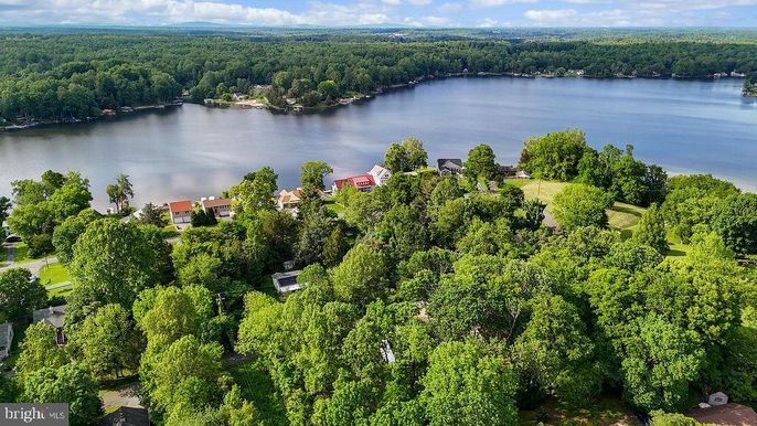 Exterior, Lake