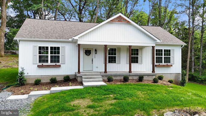 Exterior, Facade, Ranch