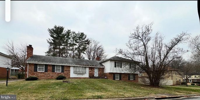 Exterior, Facade, Brick Facade, Split Level
