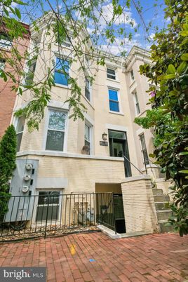 Exterior, Facade, Brick Facade, Rowhouse