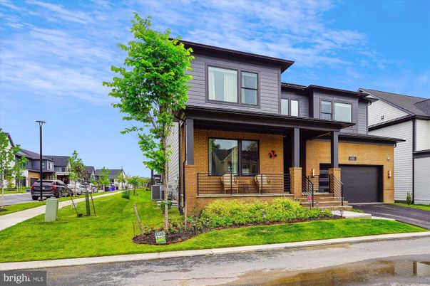 Attached, Exterior, Facade, Brick Facade, American Foursquare