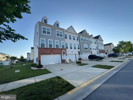 Attached, Exterior, Facade, Rowhouse