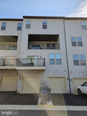 Attached, Exterior, Facade, Rowhouse
