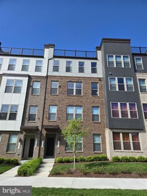 Exterior, Facade, Brick Facade, Rowhouse