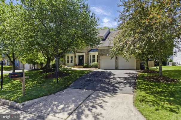 Attached, Exterior, Facade, Cape Cod