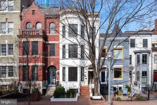 Exterior, Facade, Rowhouse