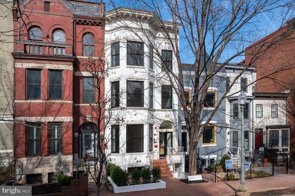 Exterior, Facade, Rowhouse