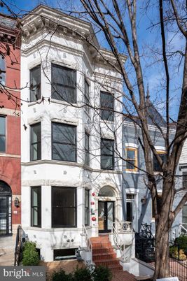 Exterior, Facade, Rowhouse