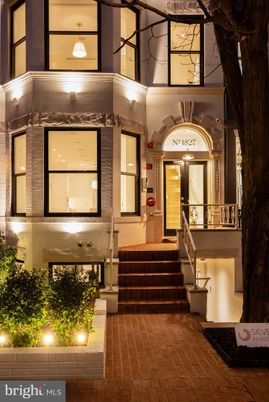 Exterior, Facade, Rowhouse