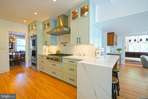 Dining room, Interior, Kitchen, Recessed Lighting, Stainless Steel Appliances, Wood Texture Flooring