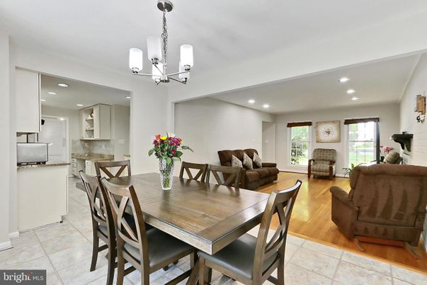 Chandelier, Dining room, Interior, Living room, Pendant Lights, Recessed Lighting, Wood Texture Flooring