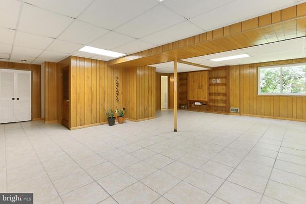 Empty room, Interior, Recessed Lighting, Wooden Walls