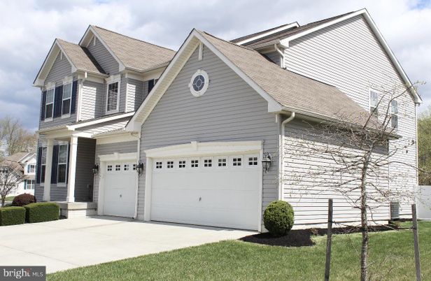 Attached, Exterior, Facade, Farmhouse