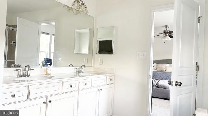 Bathroom, Bedroom, Dual Sink Vanities, Interior