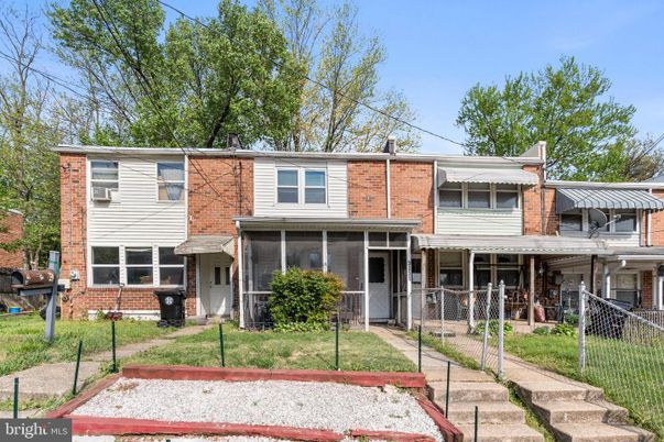 Exterior, Facade, Brick Facade, Raised Ranch