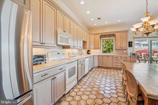 Chandelier, Dining room, Interior, Kitchen, Recessed Lighting, Stainless Steel Appliances