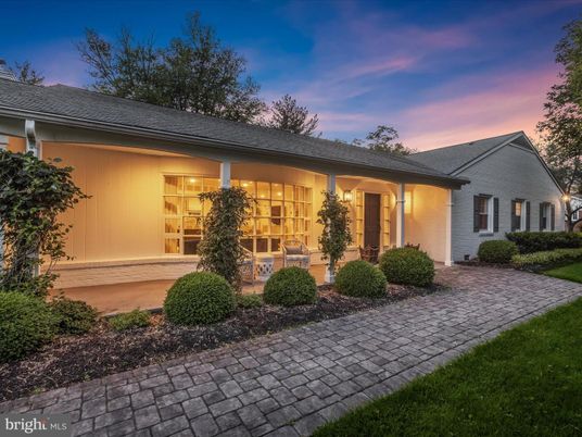Exterior, Facade, Ranch