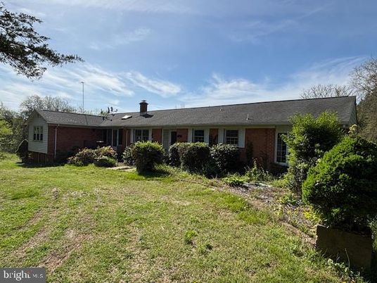 Backyard, Exterior, Facade, Brick Facade, Ranch