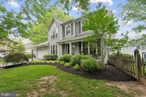 Attached, Exterior, Facade, Queen Anne Victorian