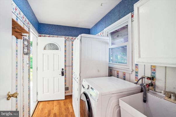 Interior, Washer, Wood Texture Flooring