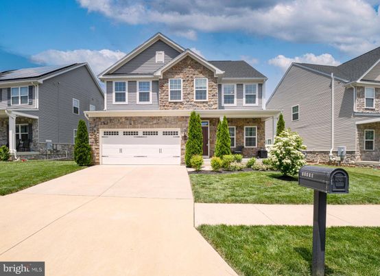 Attached, Exterior, Facade, Farmhouse