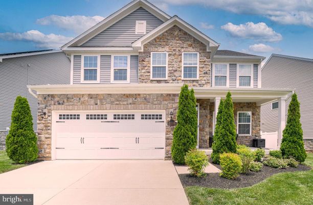 Attached, Exterior, Facade, American Craftsman