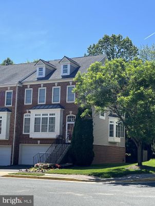 Attached, Exterior, Facade, Brick Facade, Georgian