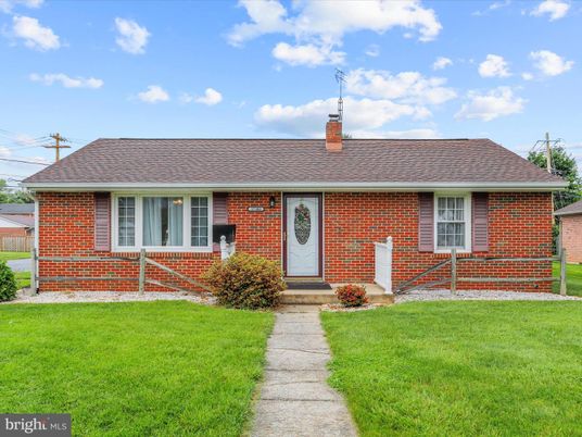 Exterior, Facade, Brick Facade, Cape Cod