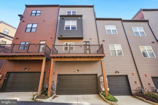 Attached, Exterior, Facade, Rowhouse