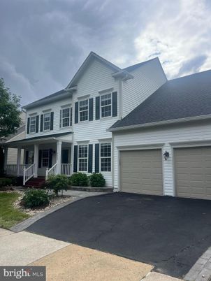 Attached, Exterior, Facade, Farmhouse