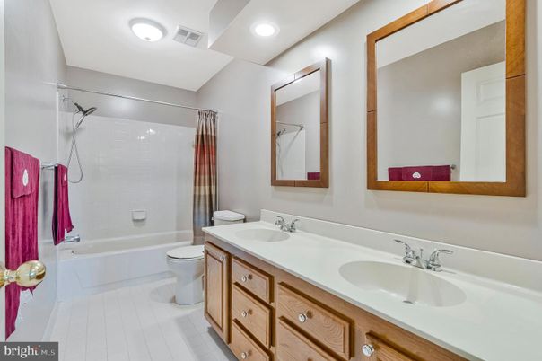 Bathroom, Dual Sink Vanities, Interior, Recessed Lighting
