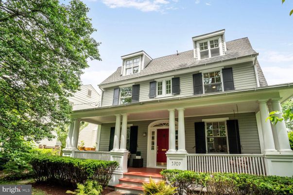 Exterior, Facade, American Foursquare