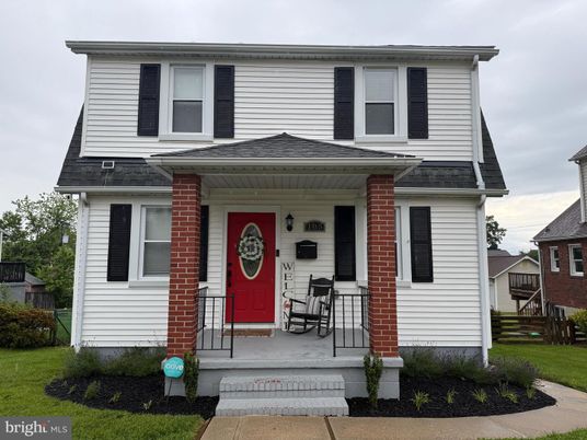 Exterior, Facade, Brick Facade, American Foursquare