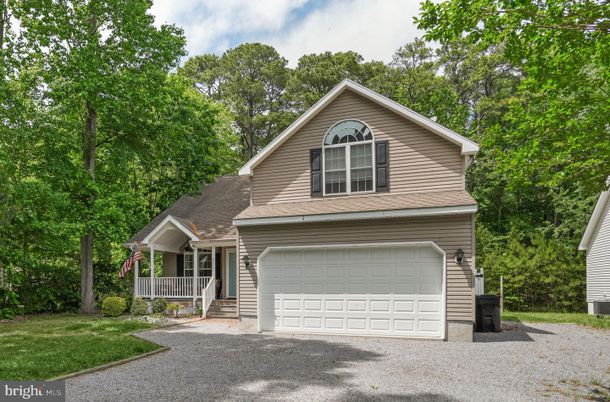 Attached, Exterior, Facade, American Craftsman