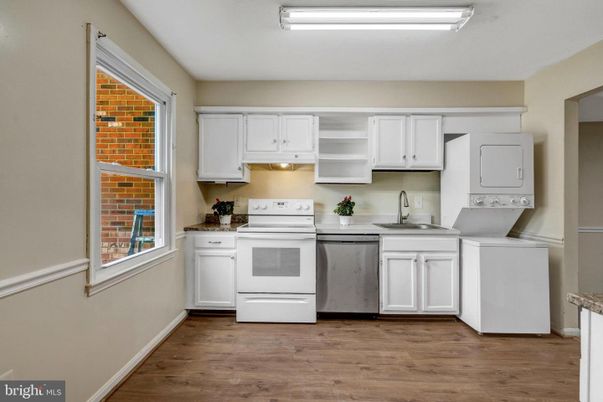 Interior, Kitchen, Washer, Wood Texture Flooring
