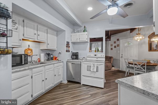 Dining room, Interior, Kitchen, Pendant Lights, Recessed Lighting, Wood Texture Flooring
