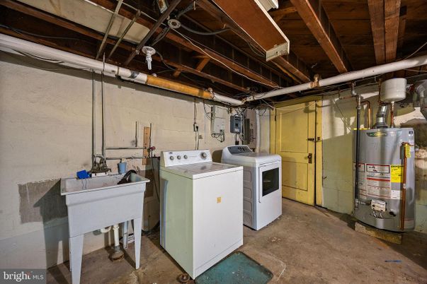 Interior, Washer, Wooden Beams