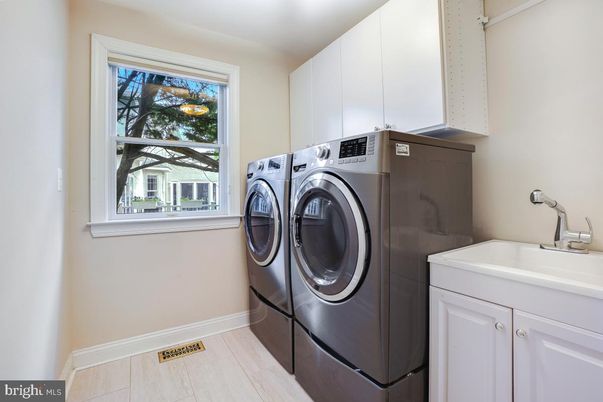 Interior, Washer, Wood Texture Flooring
